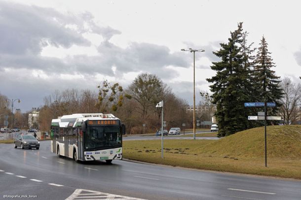Autobus miejski w pochmurny dzień
